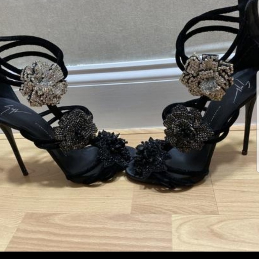 Not for sale ..ISO ..in an 8 or 8.5..